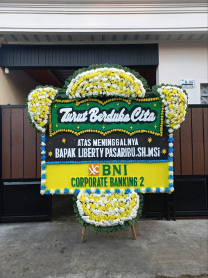 Papan Bunga Duka di Jembatan Kecil