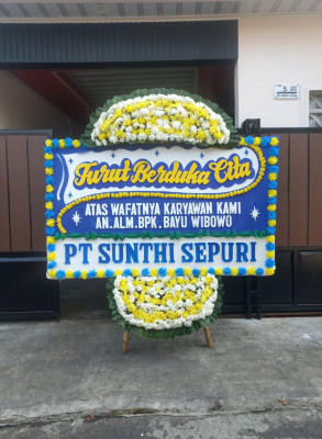 Papan Bunga Duka di Jembatan Kecil