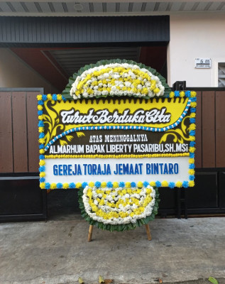 Papan Bunga Duka di Jembatan Kecil