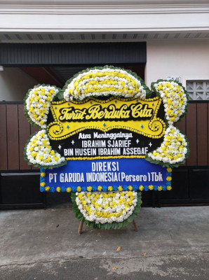 Papan Bunga Duka di Jembatan Kecil