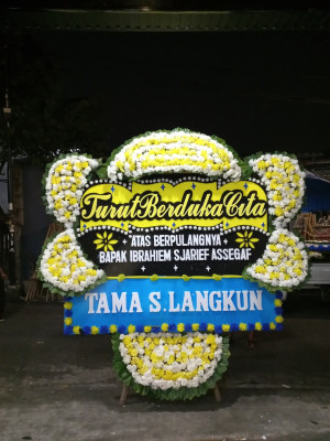 Papan Bunga Duka di Jembatan Kecil