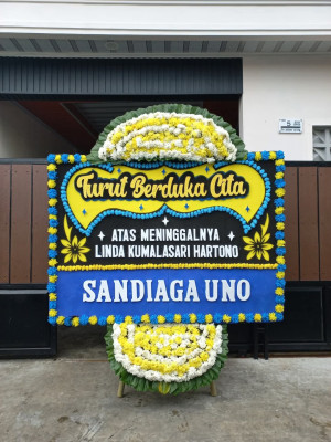 Papan Bunga Duka di Jembatan Kecil