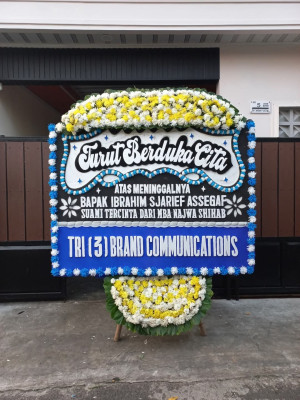 Papan Bunga Duka di Jembatan Kecil